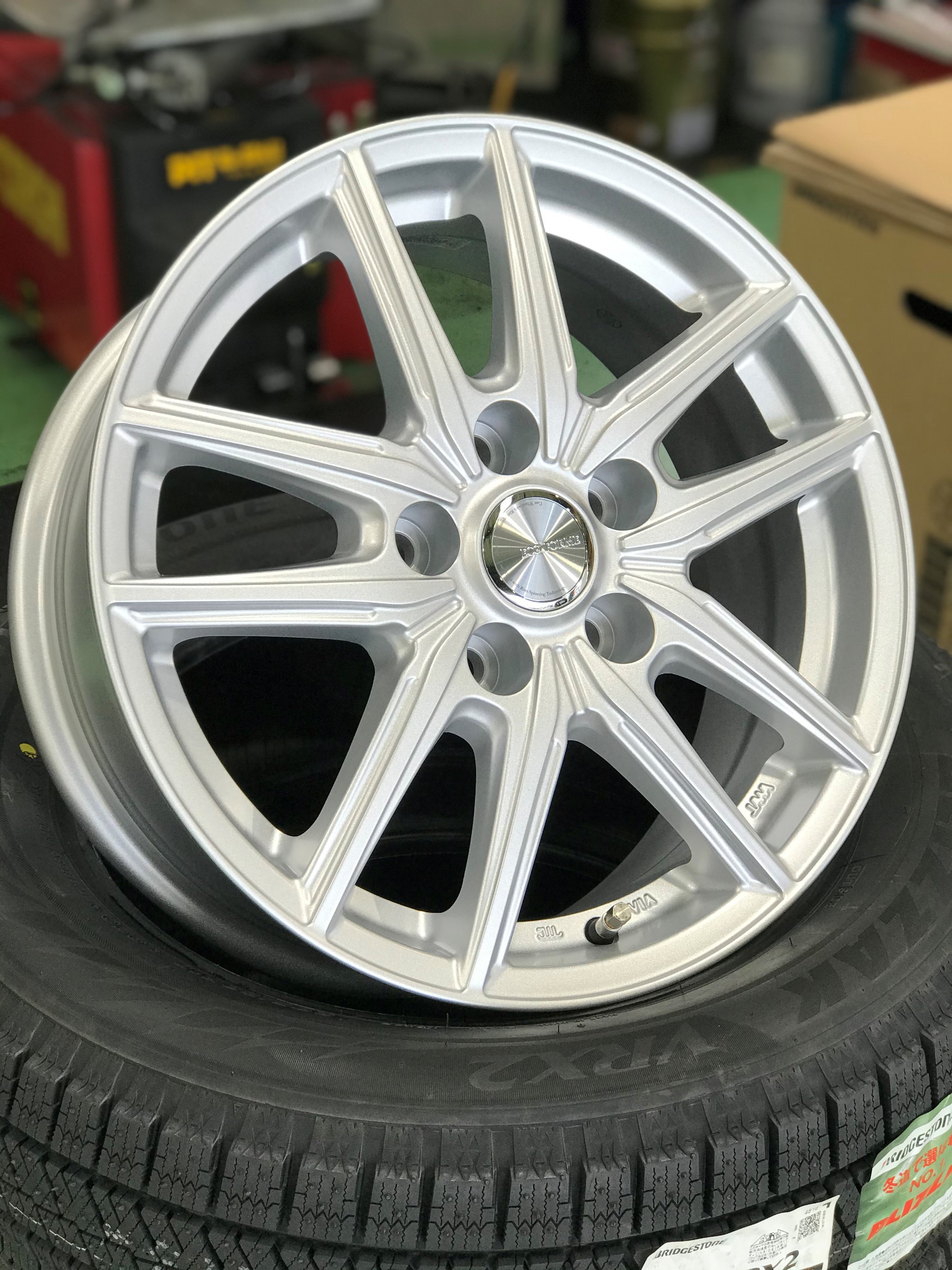 冬支度始まってますよ！」スタッドレスタイヤ「ブリザックVRX2