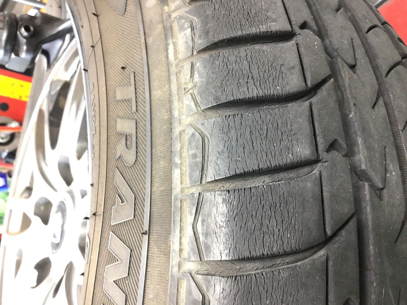 日産「ジューク」YF15 タイヤ交換 205/60R16 | 日産 ジューク タイヤ