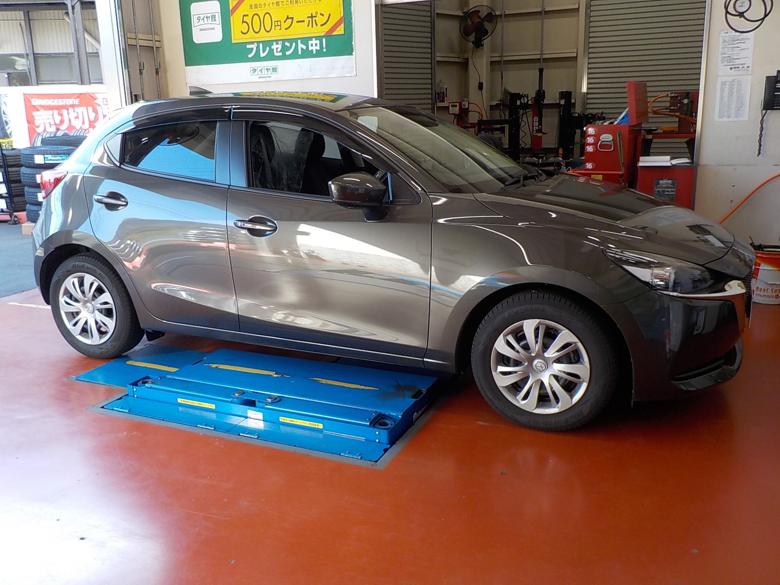マツダ Mazda２ スタッドレスタイヤ交換 マツダ Mazda2 タイヤ タイヤ ホイール関連 タイヤ ホイール交換 サービス事例 タイヤ館 葉山 タイヤからはじまる トータルカーメンテナンス タイヤ館グループ