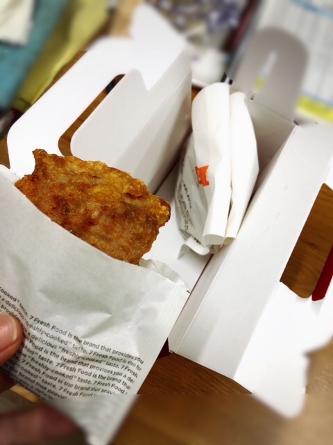 スタッフ撮影 内部書類がありましたのでモザイクアプリで加工しています。