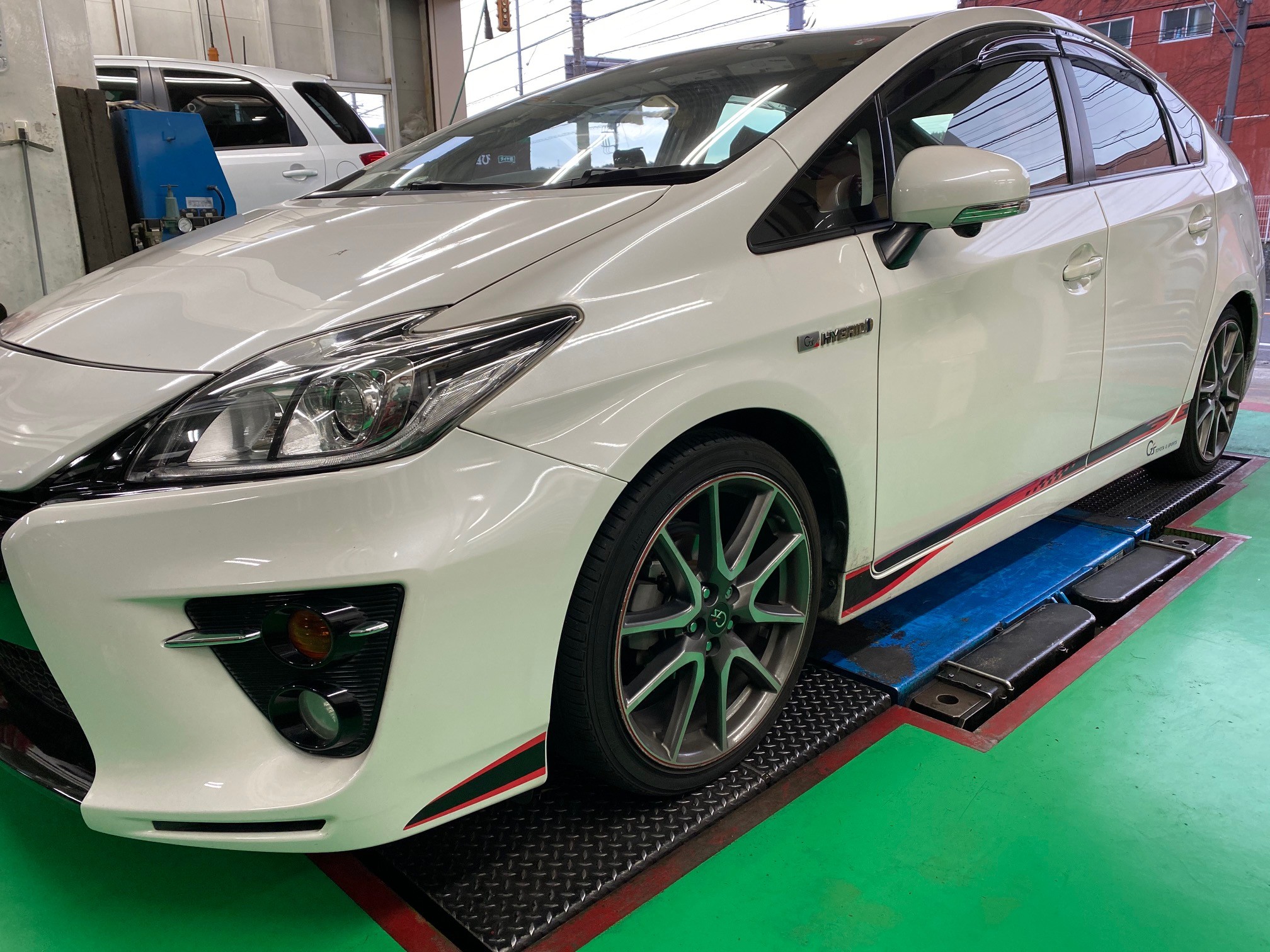 プリウスｇ ｓ マックガード外し 215 40r18 セイバーリング取付 トヨタ プリウス タイヤ タイヤ ホイール関連 ロックナット外し マックガード含む 一部外せないもの お受けできないものもございます サービス事例 タイヤ館 瀬谷 神奈川県のタイヤ カー