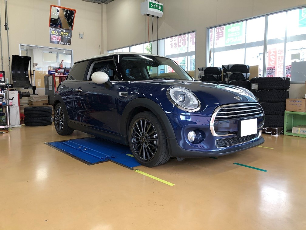 ｍｉｎｉでタイヤ交換です ミニ クーパー タイヤ サービス事例 タイヤ館 西横浜 タイヤからはじまる トータルカーメンテナンス タイヤ館グループ