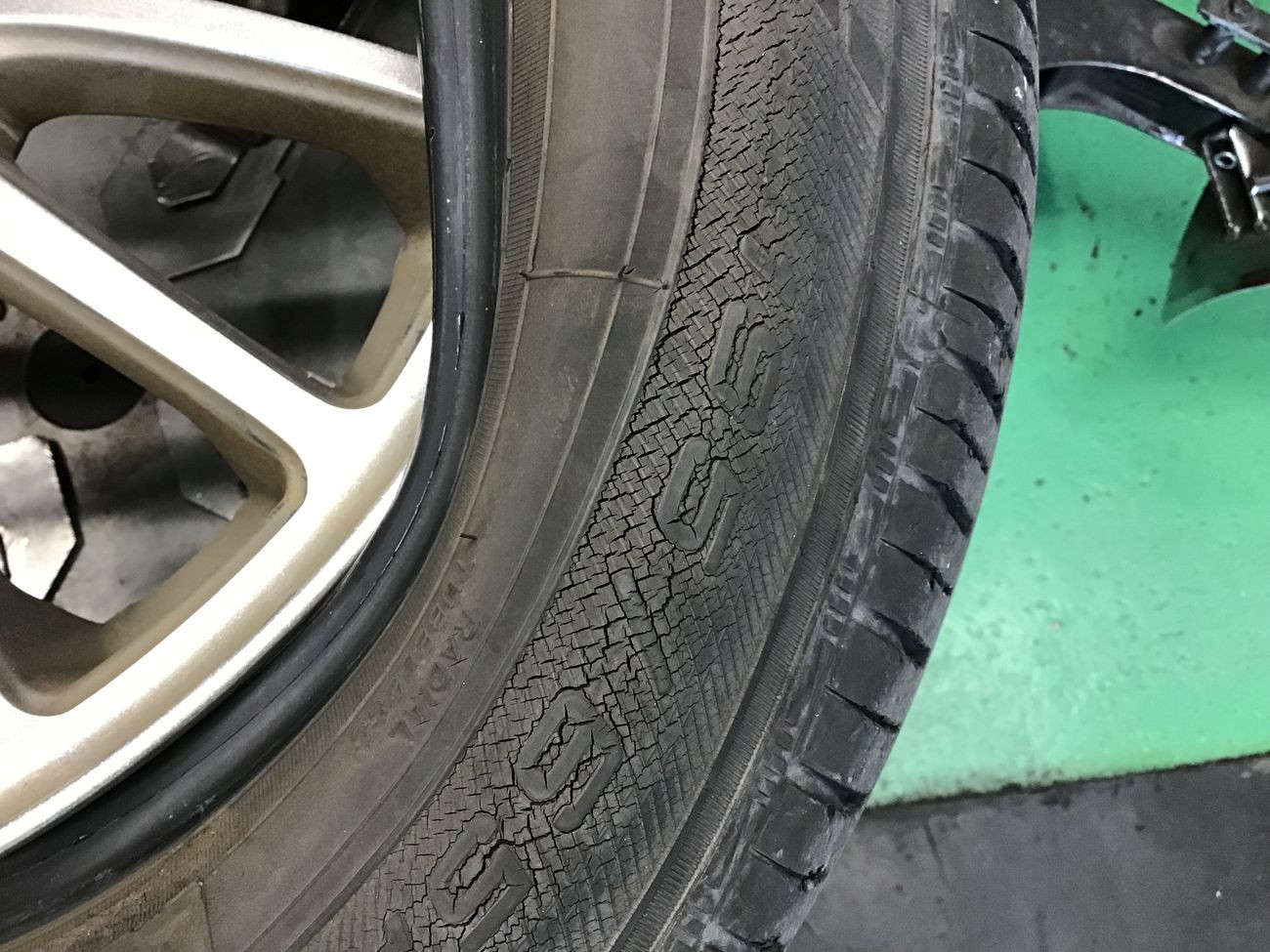 トヨタ「ノア」ZRR80G タイヤ交換 195/65Ｒ15 | トヨタ ノア タイヤ