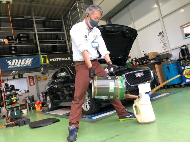 ジャガー Xe ディーゼル エンジンオイル交換をしましたっ メンテナンス商品 オイル関連 エンジンオイル交換 技術サービス施工事例 タイヤ館 福岡東 タイヤからはじまる トータルカーメンテナンス タイヤ館グループ