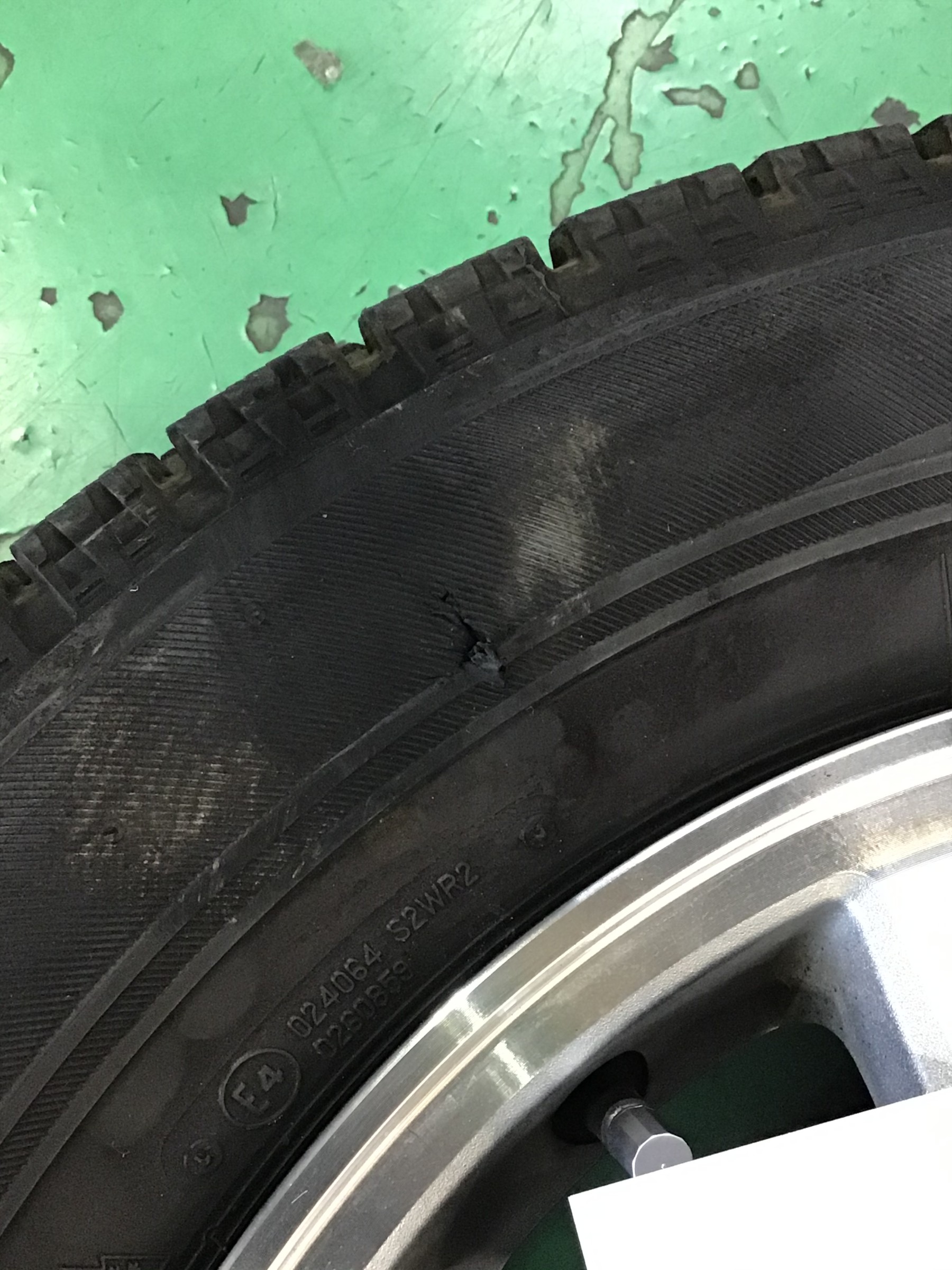 縁石に乗り上げて スタッフ日記 タイヤ館 あさか タイヤからはじまる トータルカーメンテナンス タイヤ館グループ
