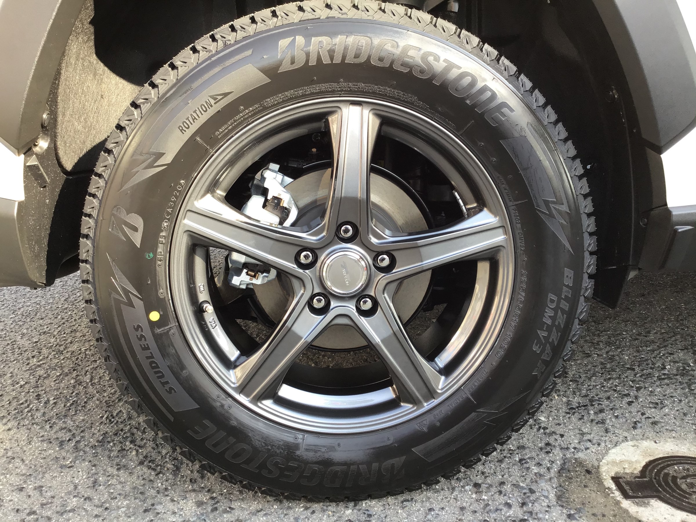 新型RAV4にスタッドレスタイヤ+ホイールセットお取り付け♪ | スタッフ 
