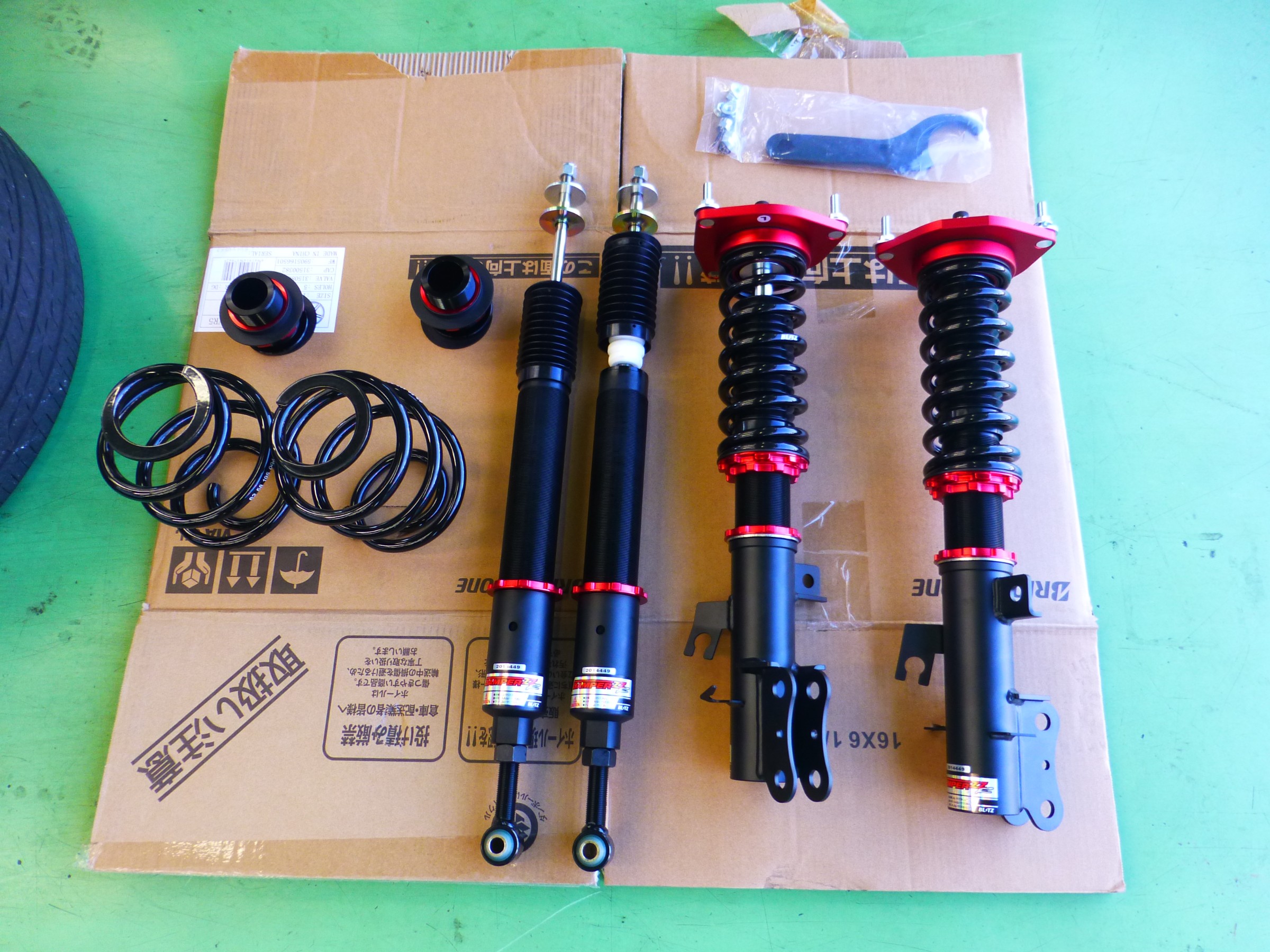 ニッサン ｎｆ15 ジューク 車高調取り付けを行いました 日産 ジューク その他 パーツ取付 サスペンション取付 サービス事例 タイヤ館 阿見 茨城県のタイヤ カー用品ショップ タイヤからはじまる トータルカーメンテナンス タイヤ館グループ