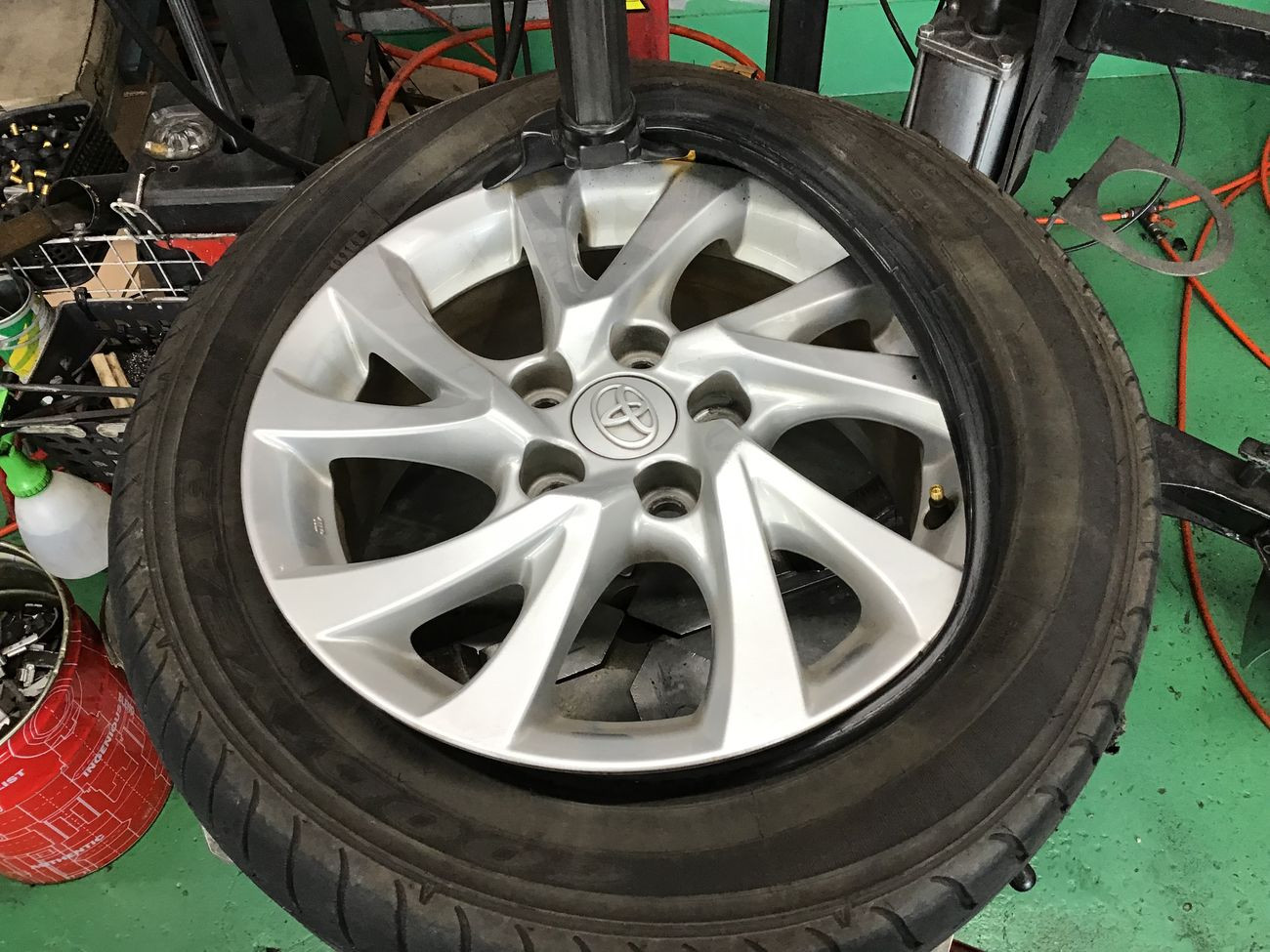 トヨタ「オーリス」ZWE186H タイヤ交換 205/55R16 | トヨタ オーリス