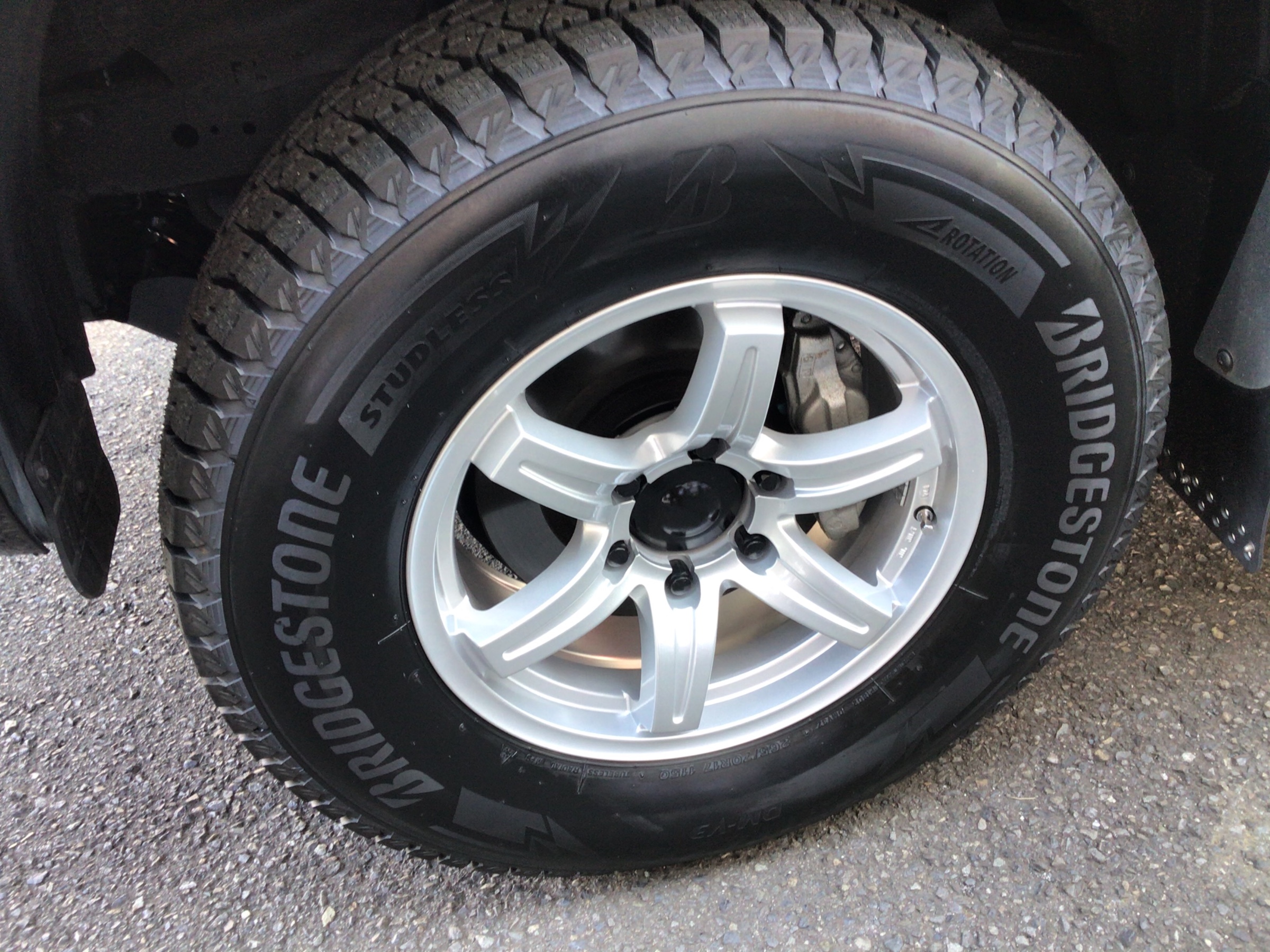 トヨタ ランドクルーザープラド タイヤ交換 トヨタ ランドクルーザー プラド タイヤ サービス事例 タイヤ館 港北ニュータウン