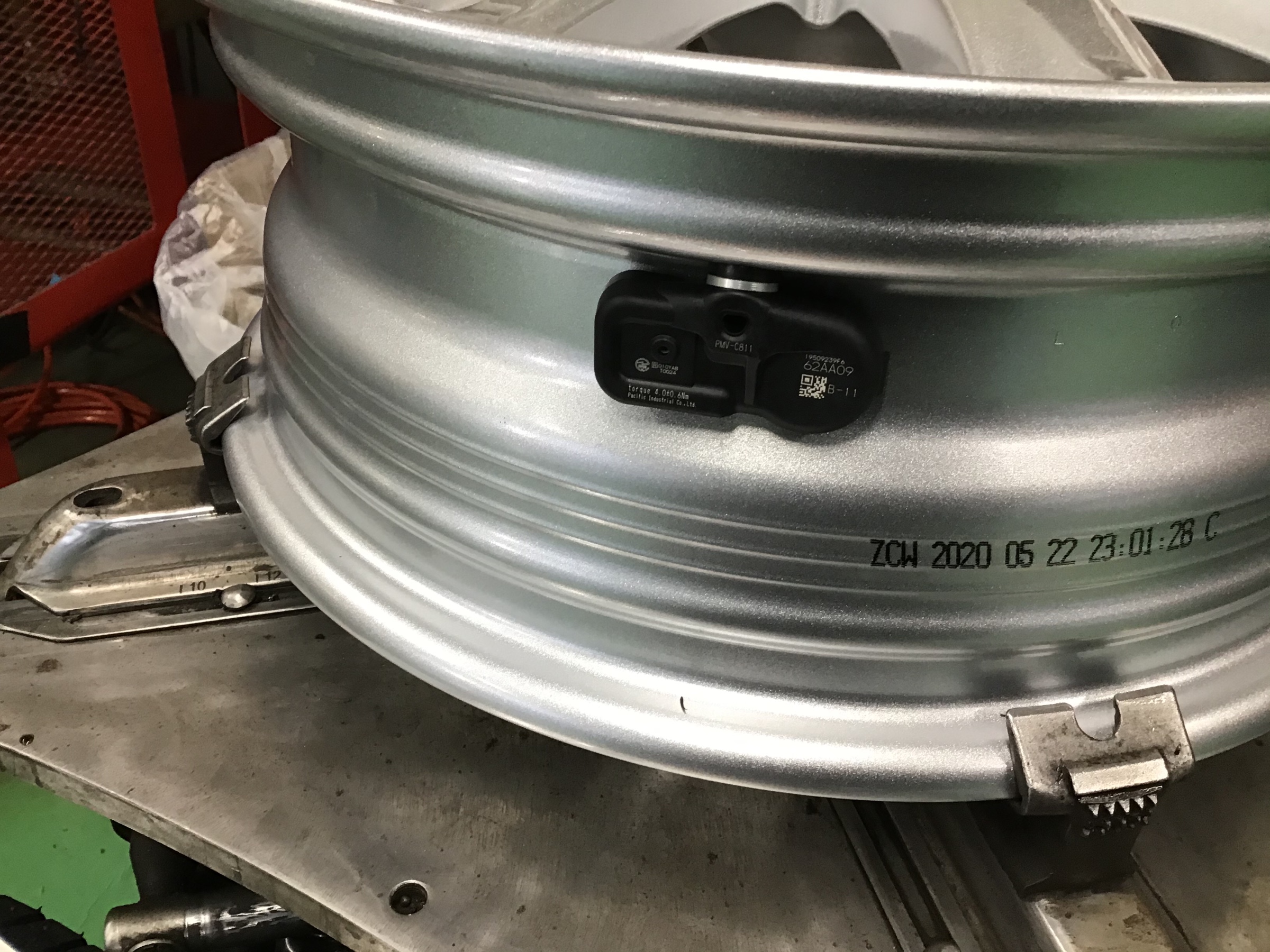 日産 ノート 冬タイヤ 空気圧センサー 日産 ノートe Power タイヤ サービス事例 タイヤ館 港北ニュータウン 神奈川県のタイヤ カー用品ショップ タイヤからはじまる トータルカーメンテナンス タイヤ館グループ