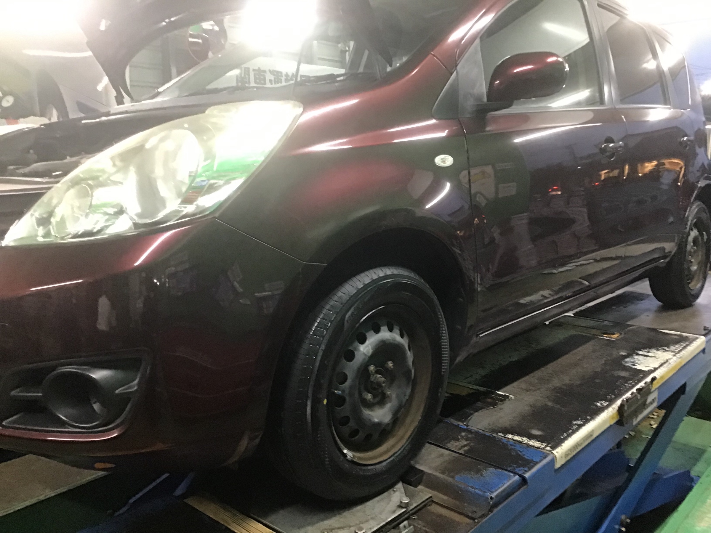 日産 ノート タイヤ交換 アライメント調整 日産 ノート サービス事例 タイヤ館 勝田台 千葉県のタイヤ カー用品ショップ タイヤからはじまる トータルカーメンテナンス タイヤ館グループ