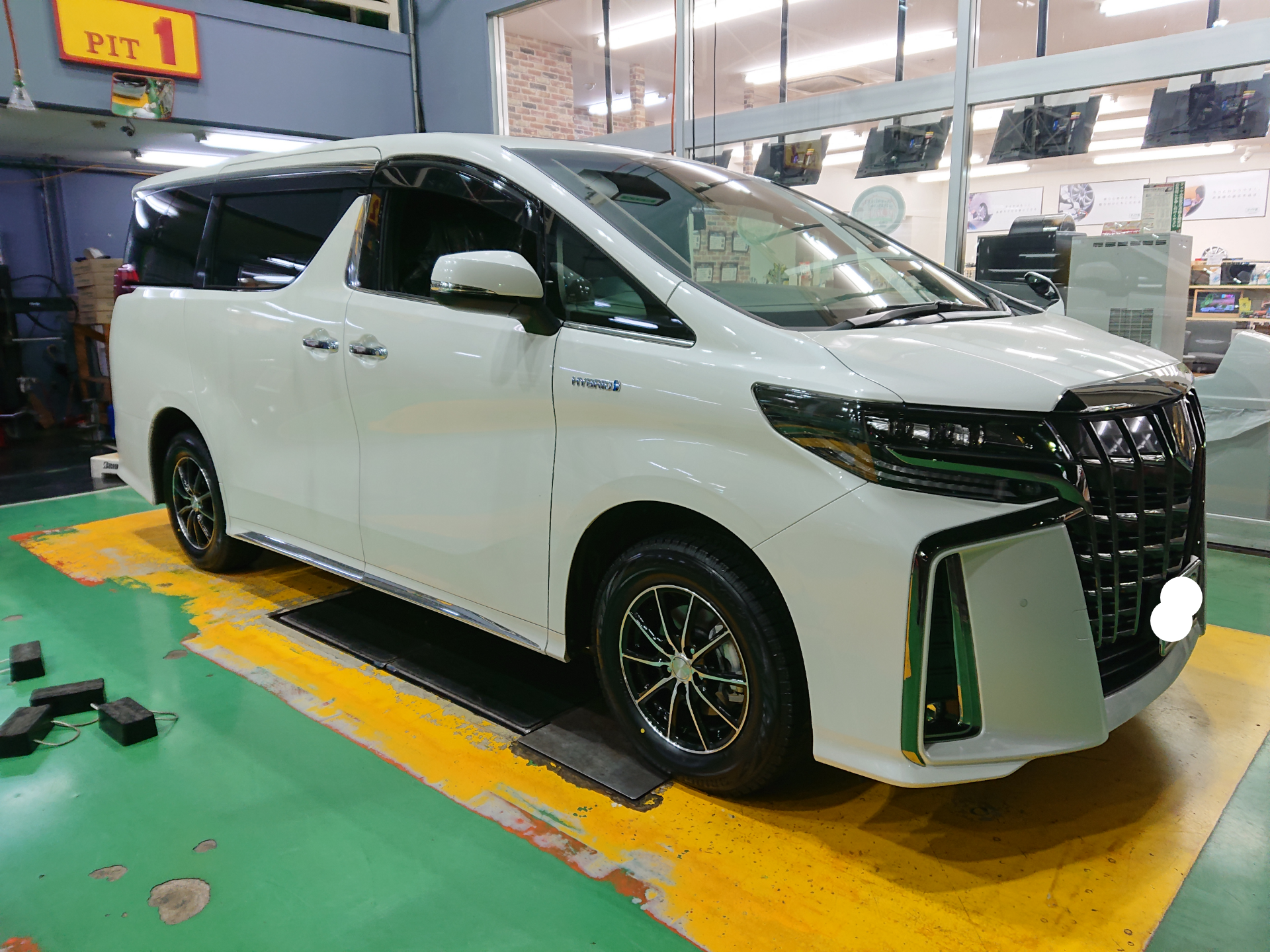 トヨタ アルファード スタッドレスホイールセット交換作業！ | 店舗お