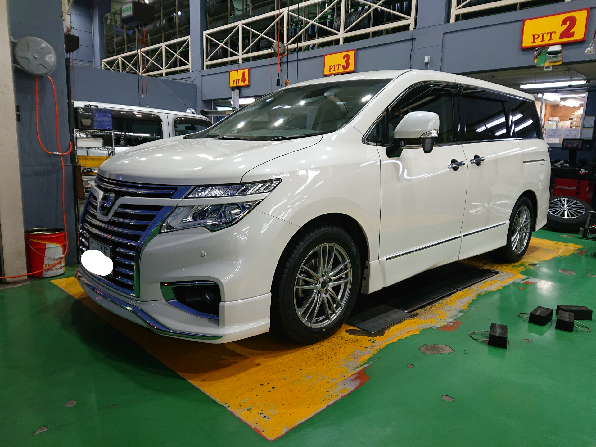 ニッサン エルグランド スタッドレスタイヤ交換作業！ | 日産