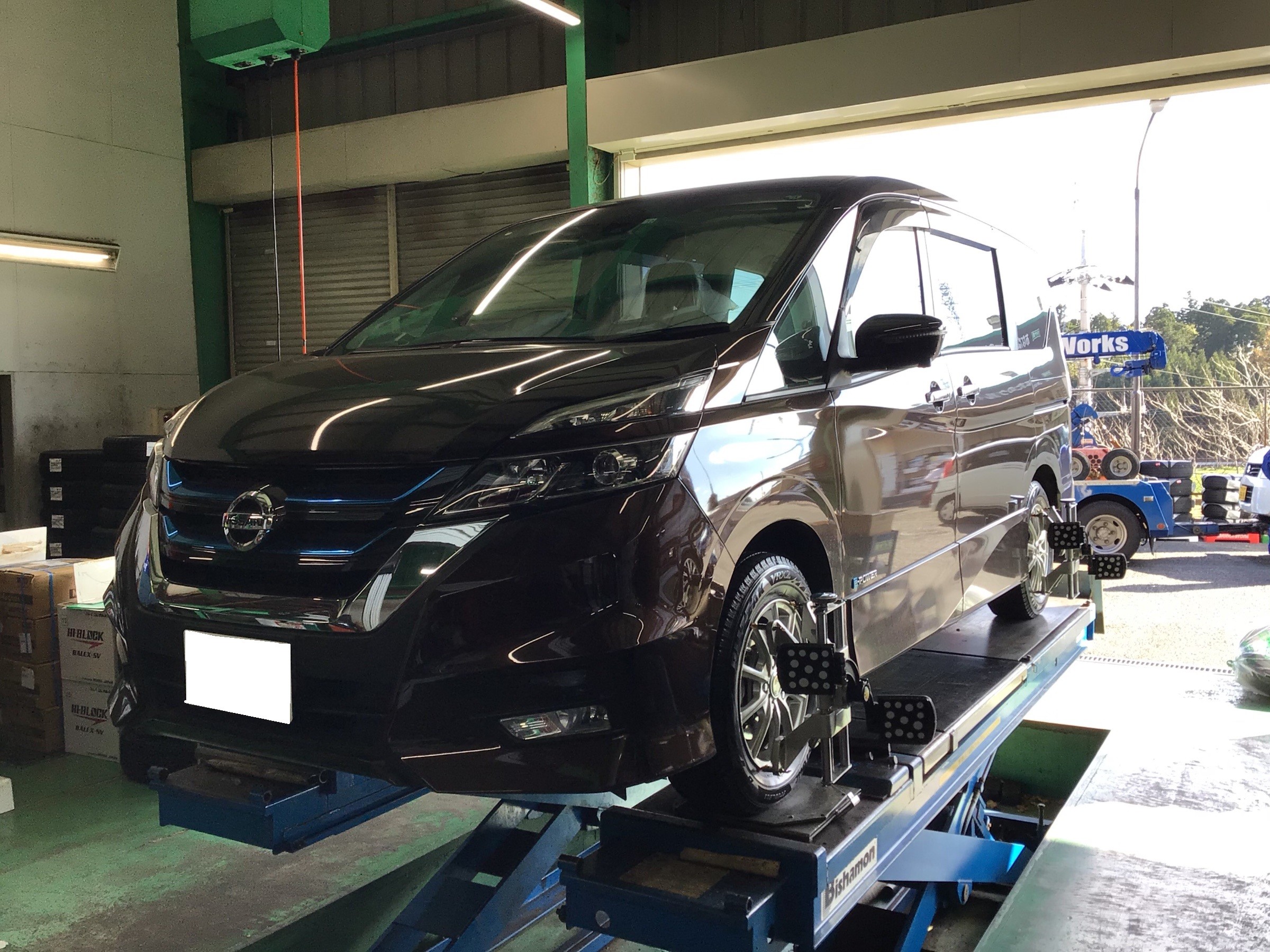 ニッサン C27型セレナ スタッドレスタイヤ交換 アライメント調整 日産 セレナe Power 作業事例 タイヤ館 四街道 千葉県のタイヤ カー用品ショップ タイヤからはじまる トータルカーメンテナンス タイヤ館グループ