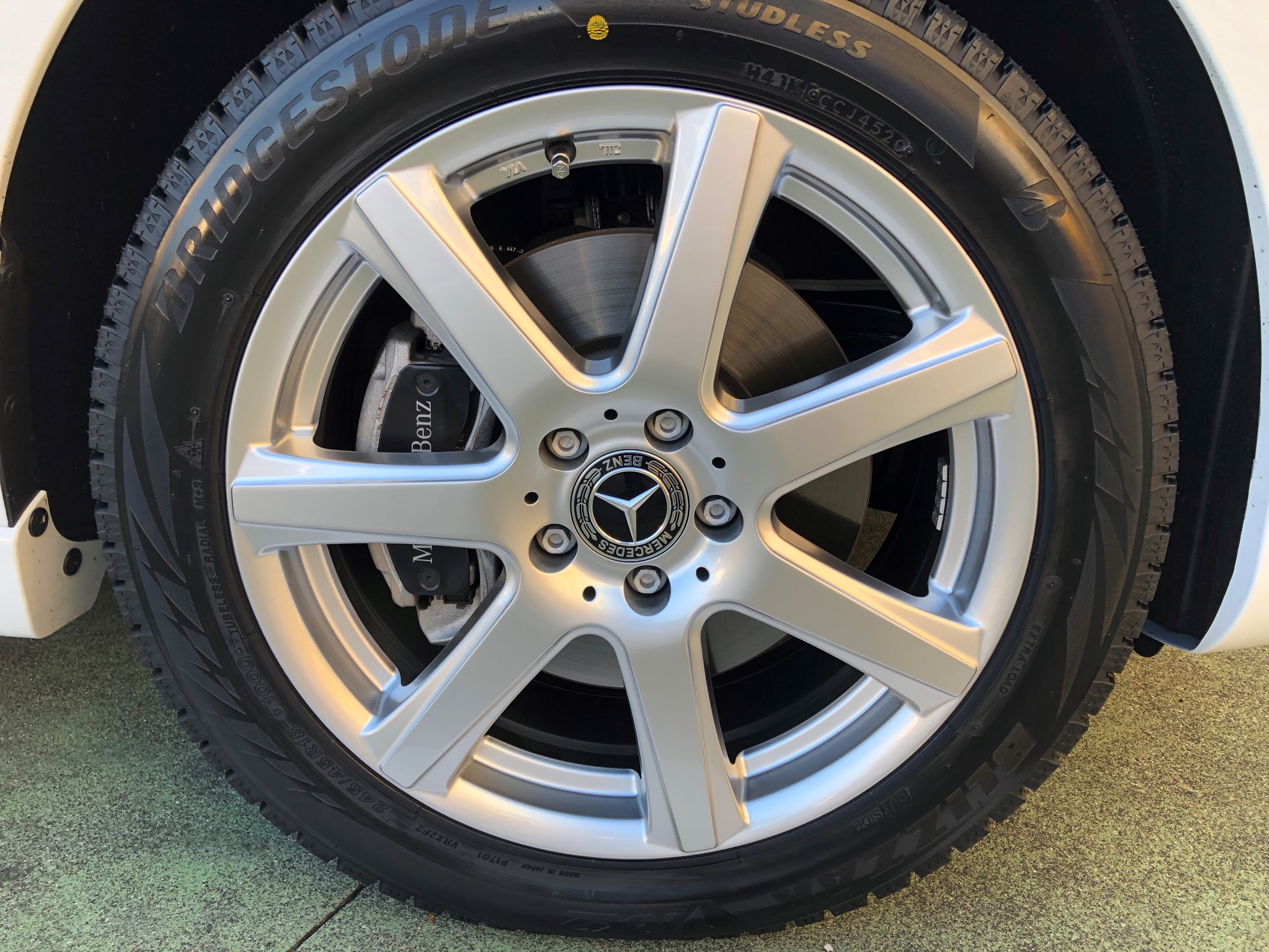 メルセデスベンツ V220d（W447) スタッドレスタイヤ取付 | メルセデス