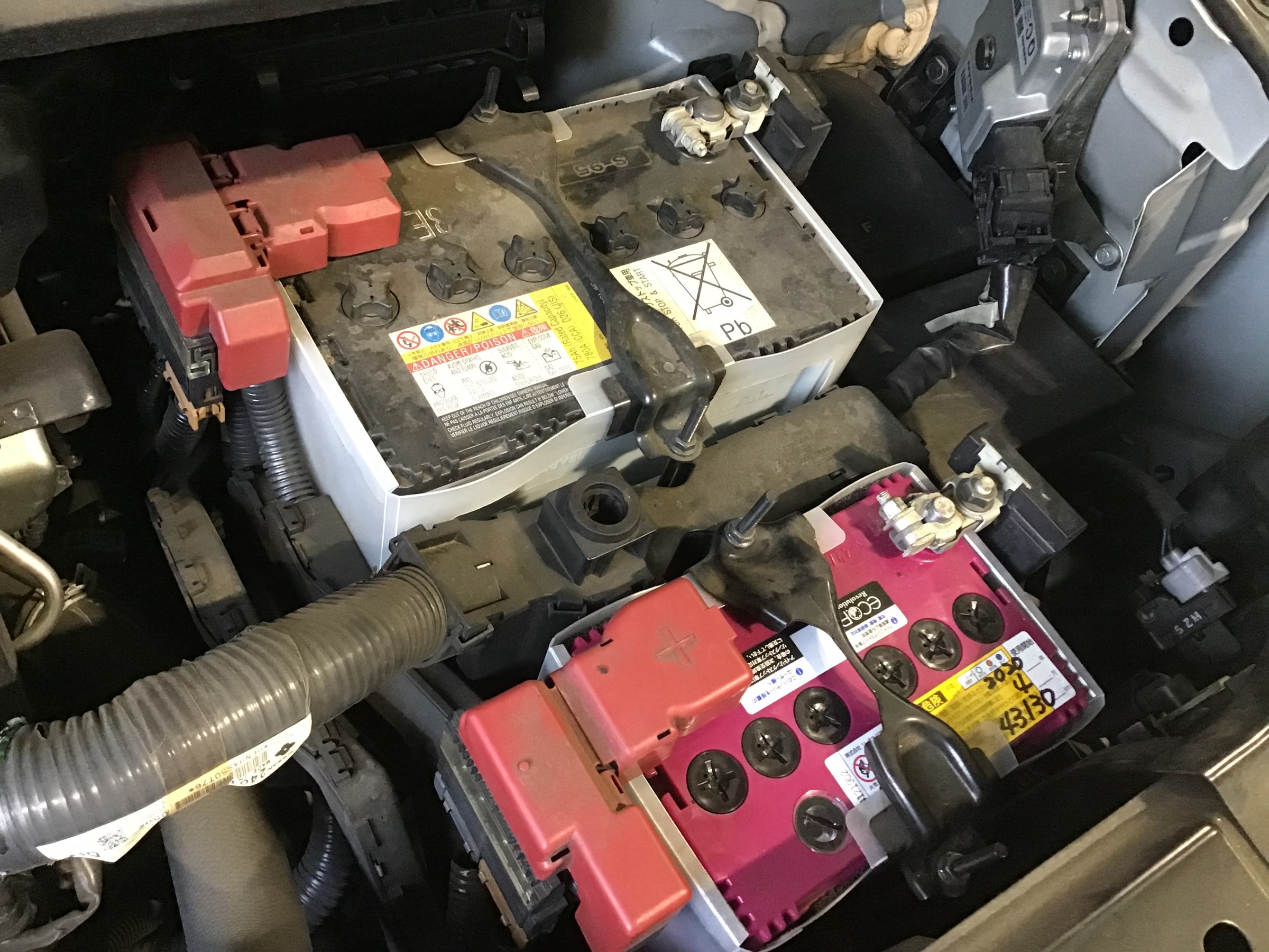 日産 セレナ(C26) S-HYBRID バッテリー交換 | 日産 セレナ