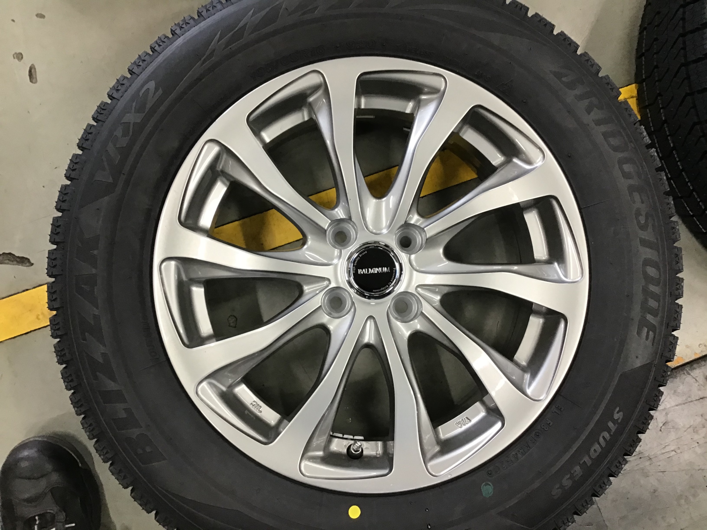 BRIDGESTONE - りりい様予約済み　専用❣️ Amazon.co.jp: BRIDGESTONE BLIZZAK VRX2 (ブリヂストン