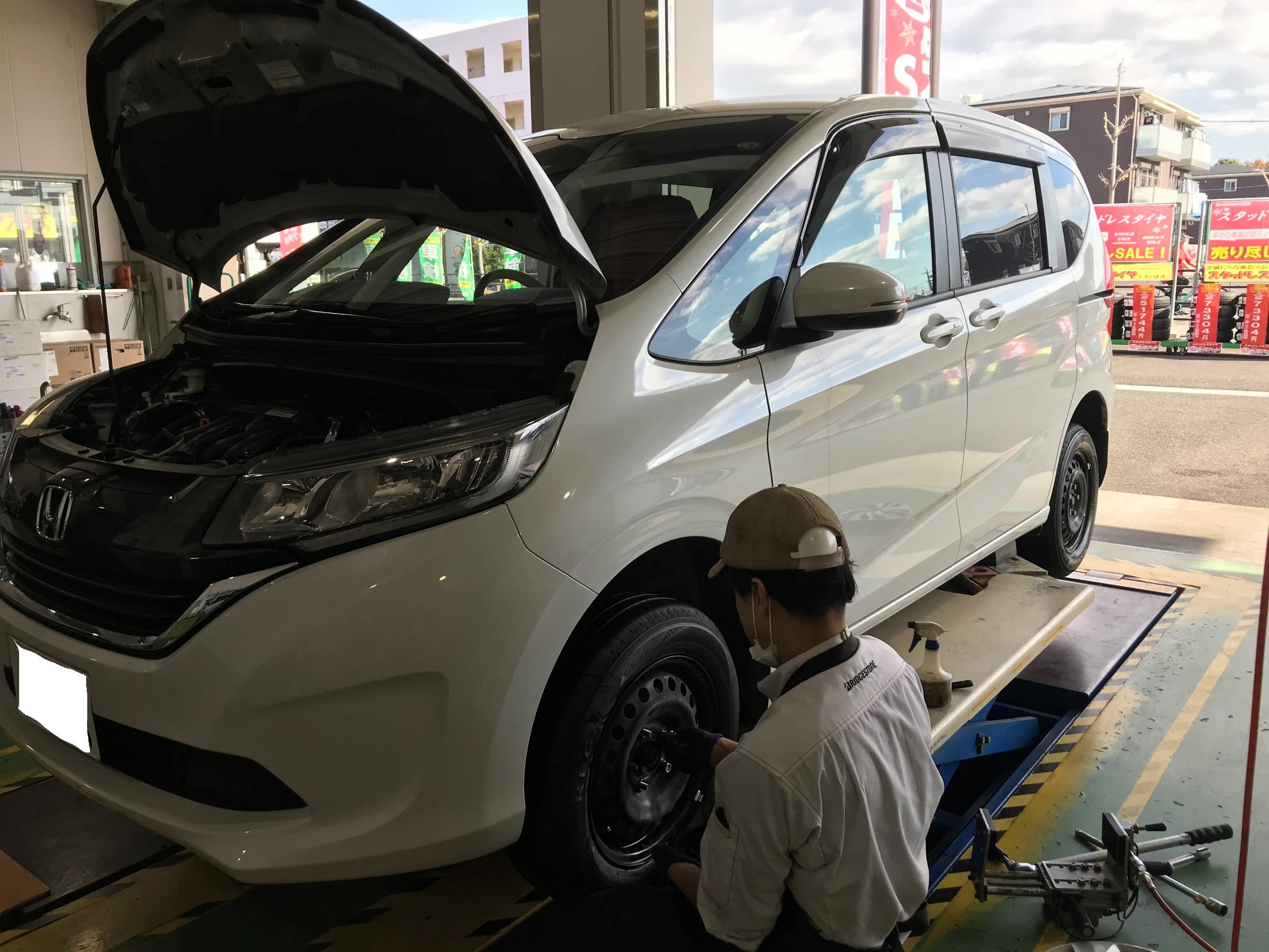 ホンダ フリード タイヤ交換 バッテリー交換 ホンダ フリード タイヤ タイヤ ホイール関連 タイヤ ホイール交換 サービス事例 タイヤ館 日永 愛知県 三重県のタイヤ カー用品ショップ タイヤからはじまる トータルカーメンテナンス タイヤ館グループ