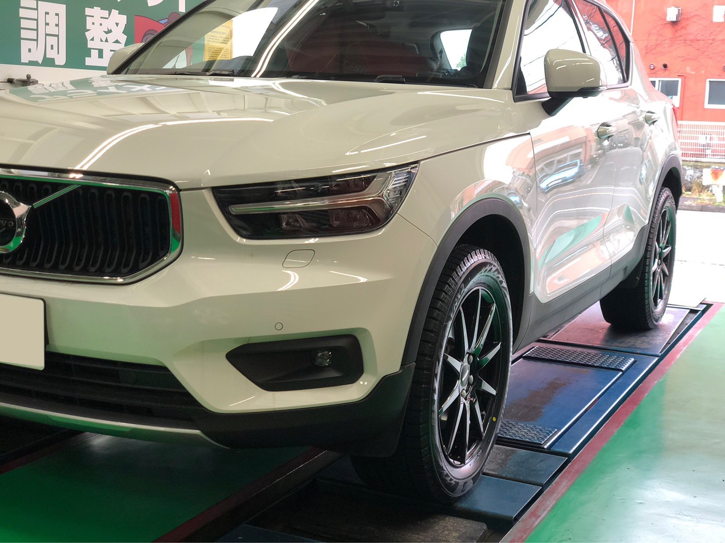 宅配 ボルボ XC40 スタッドレスタイヤ 225 65 R17 残量9.8㎜以上