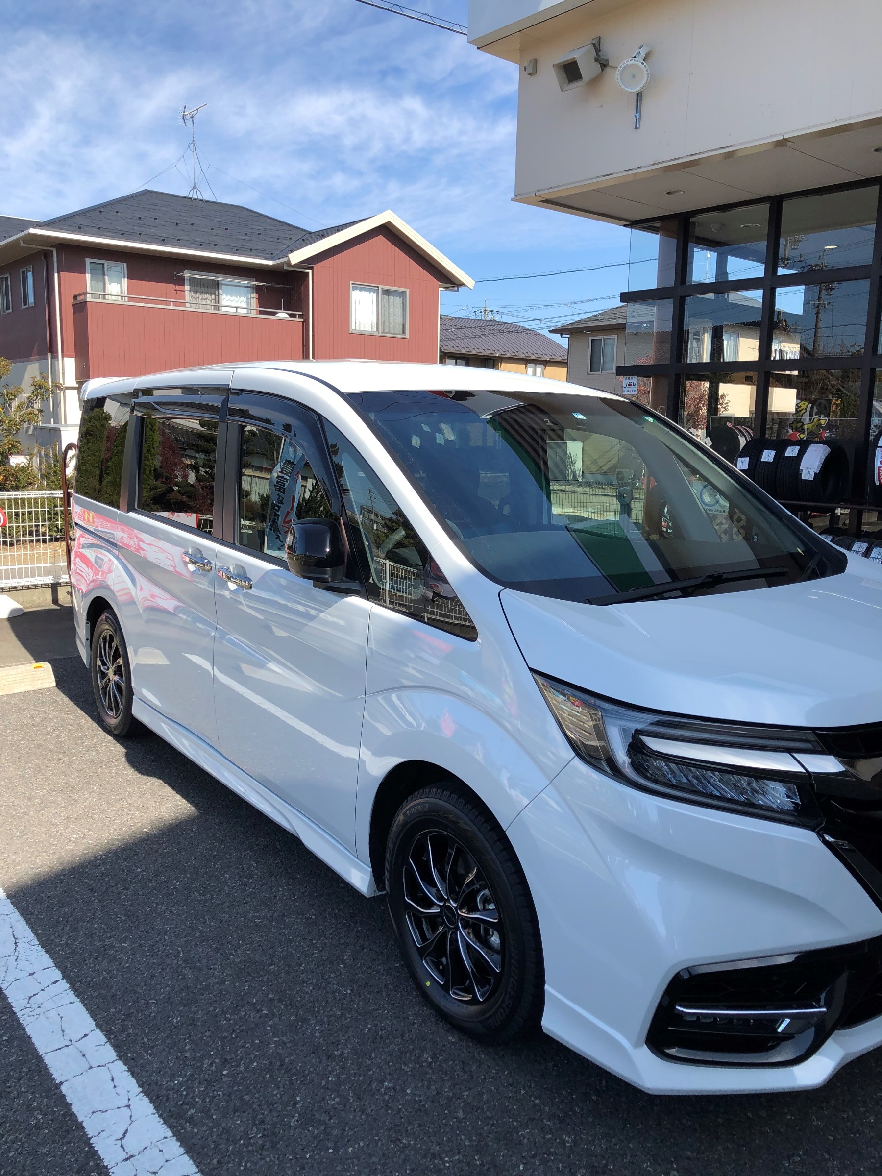 バルミナT10のB/SNカラーが特徴的なステップワゴン | ホンダ