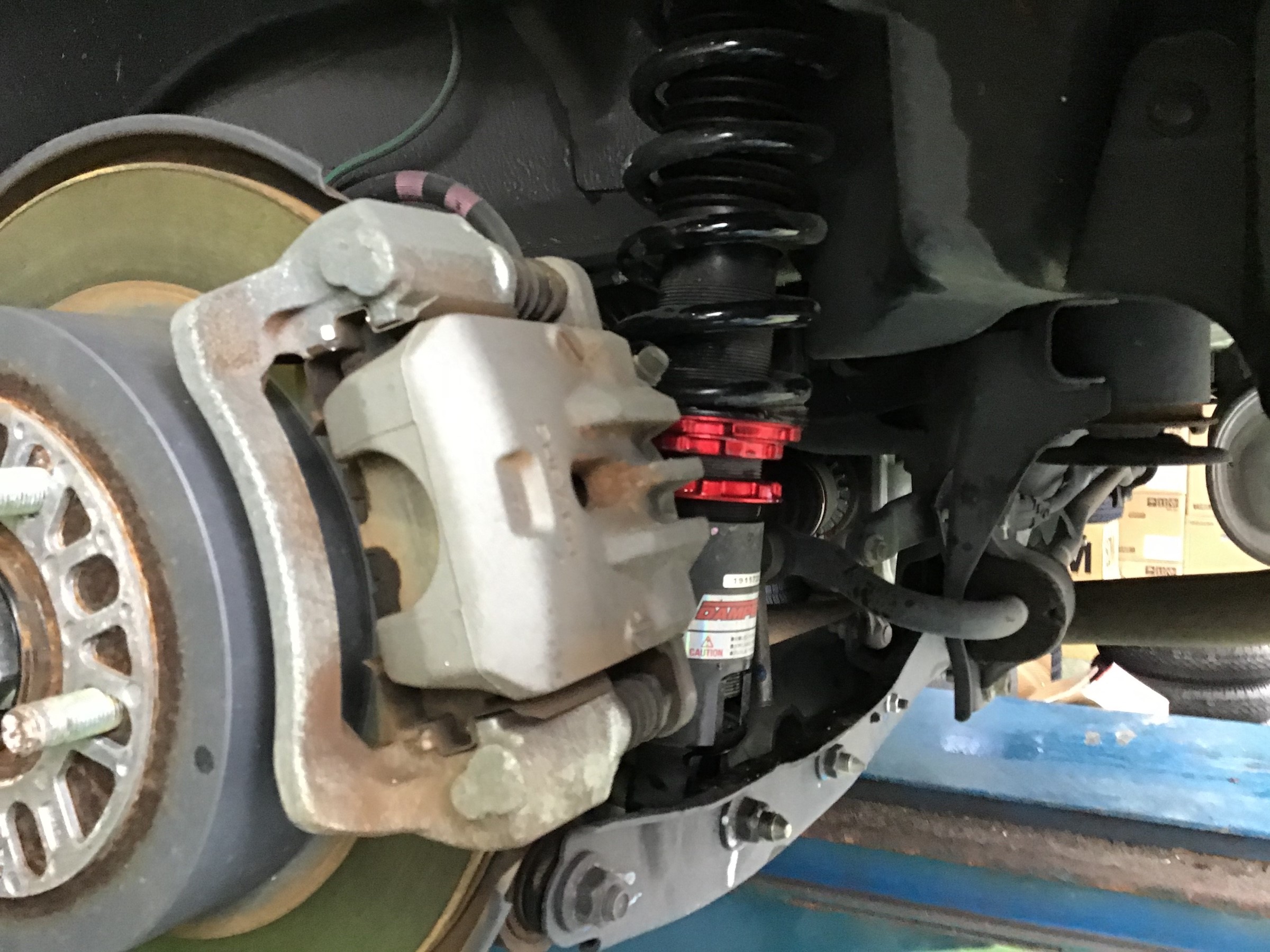 車高調整もお任せください サービス事例 タイヤ館 六日町 新潟県のタイヤ カー用品ショップ タイヤからはじまる トータルカーメンテナンス タイヤ館グループ