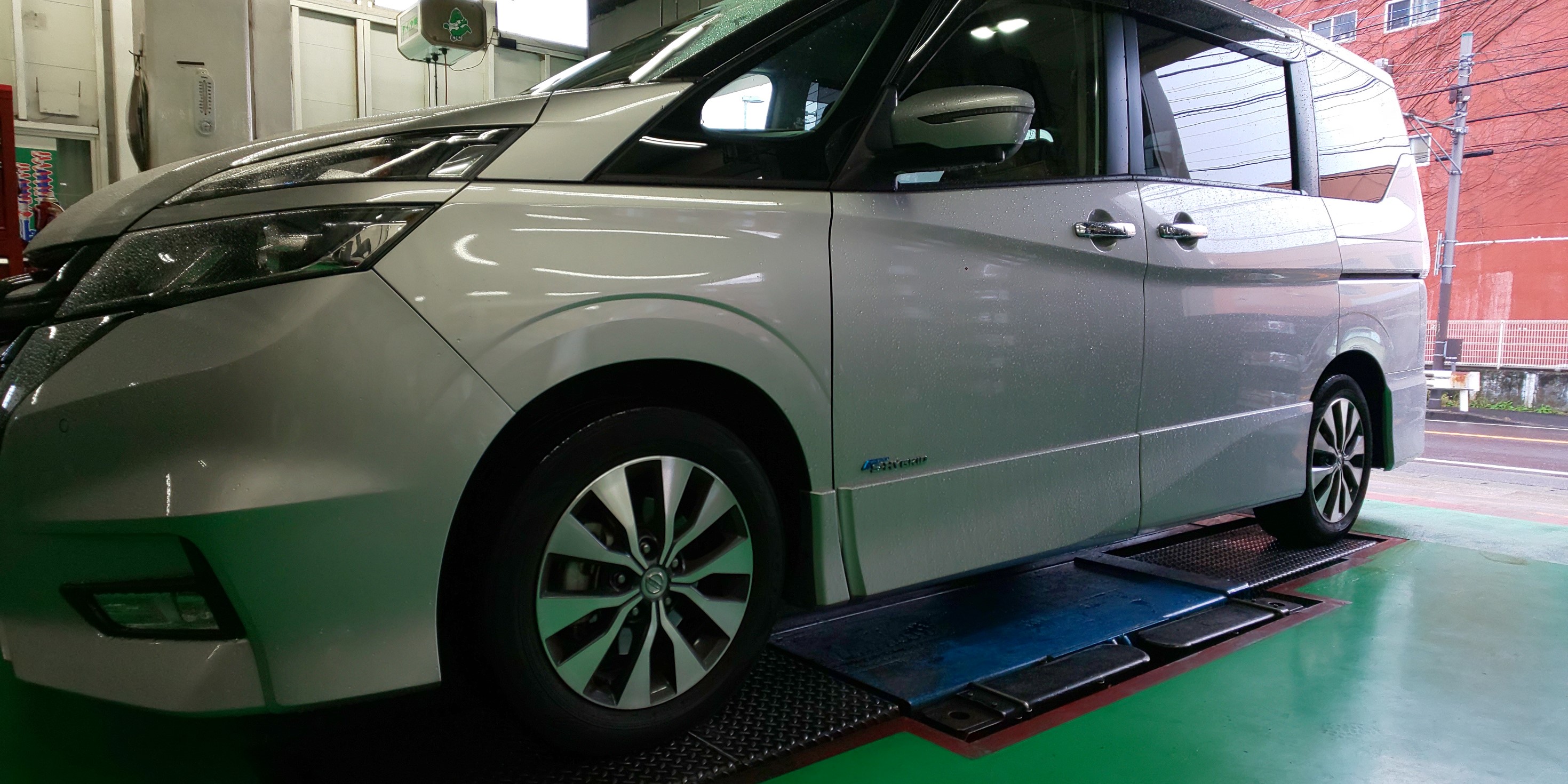 タイヤを交換時期にインチアップはいかがですか 日産 セレナe Power タイヤ タイヤ ホイール関連 タイヤ ホイール交換 スタッフ日記 タイヤ館 瀬谷 神奈川県のタイヤ カー用品ショップ タイヤからはじまる トータルカーメンテナンス タイヤ館グループ