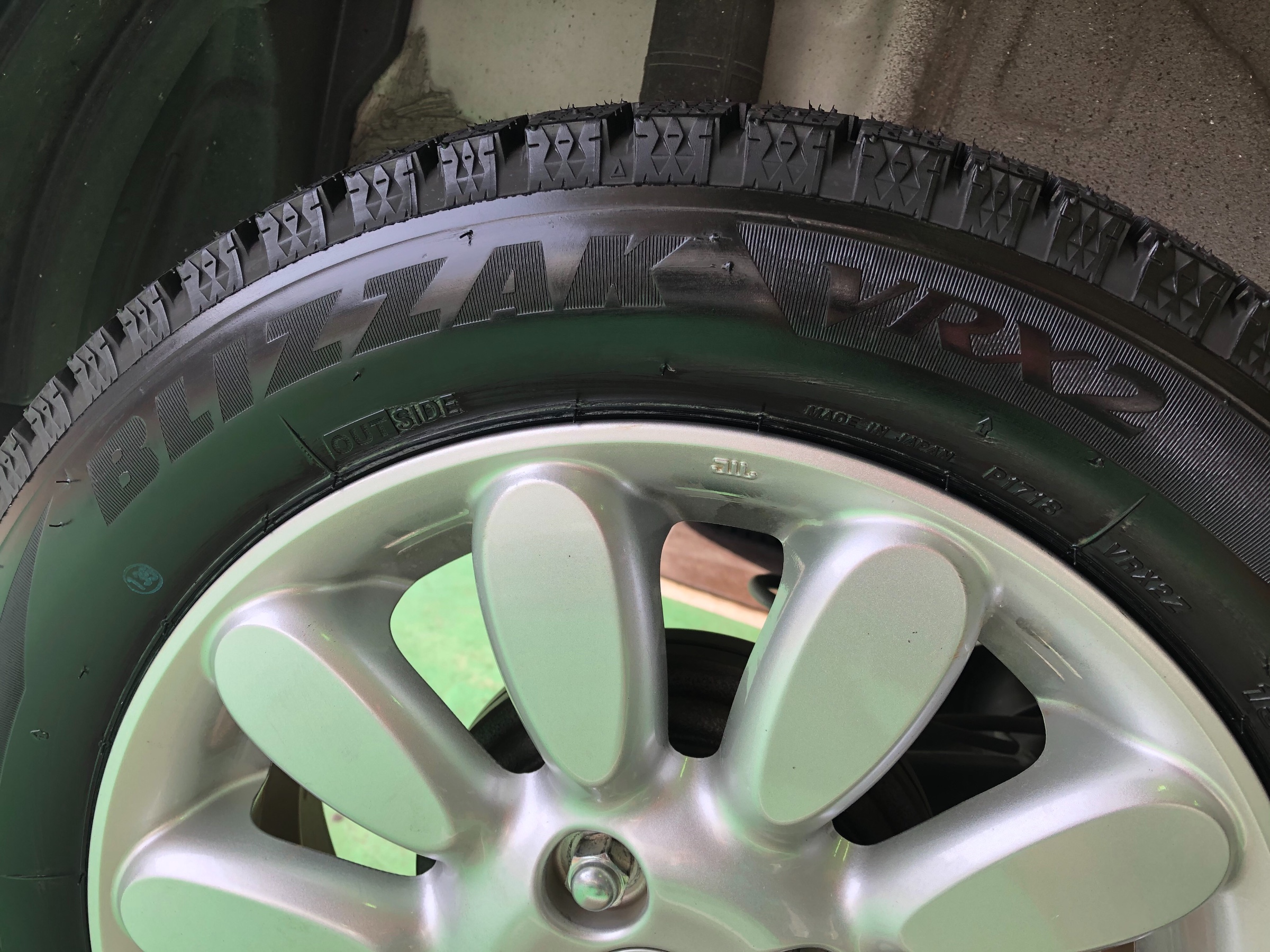 SUZUKI ラパン ☆BLIZZAK VRX2 取付 | 店舗おススメ情報 | タイヤ館