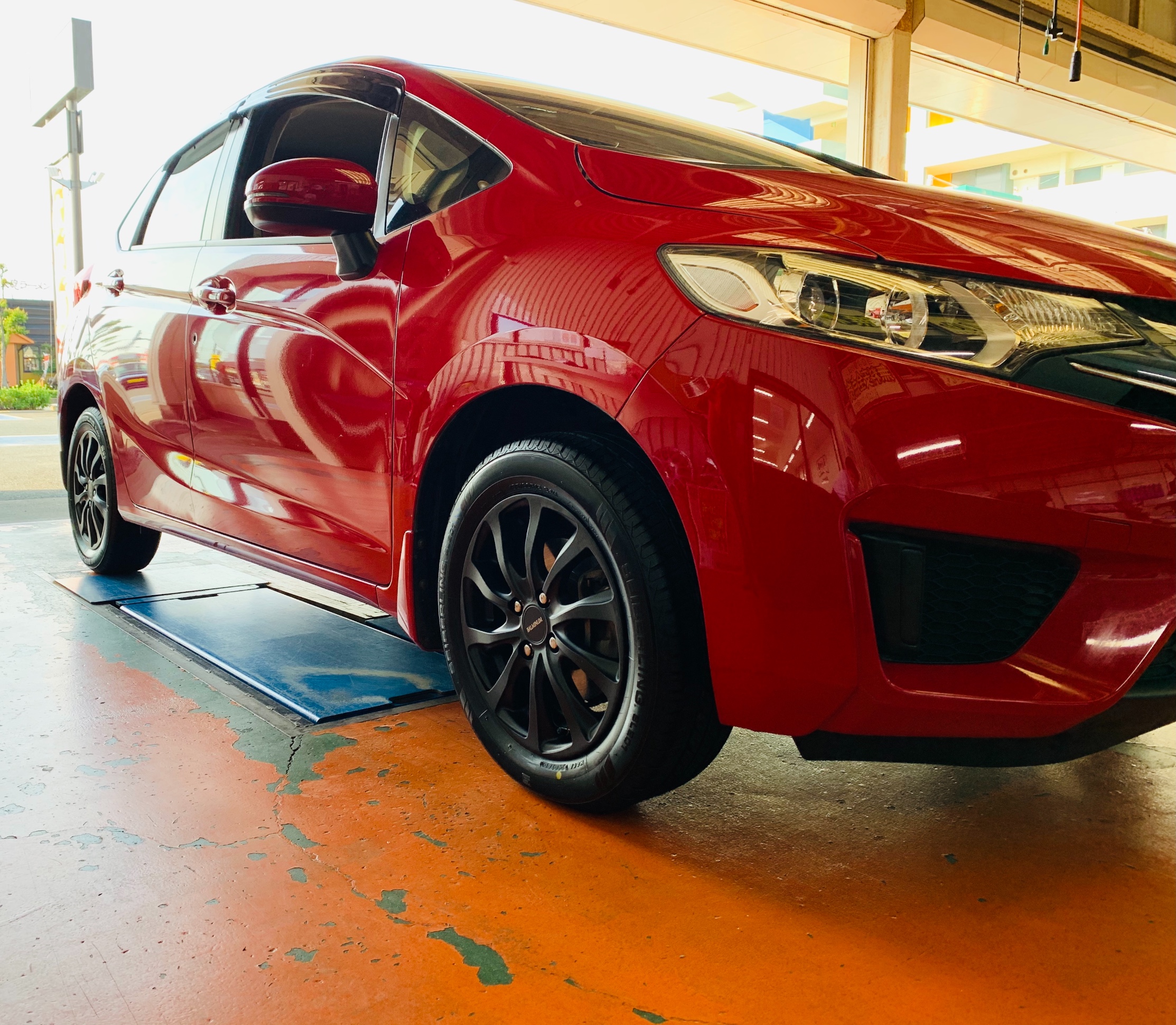 ホンダ フィット アルミホイール交換 ホンダ フィット ホイール タイヤ ホイール関連 タイヤ ホイール交換 取り付け事例 タイヤ館 南久留米 タイヤからはじまる トータルカーメンテナンス タイヤ館グループ