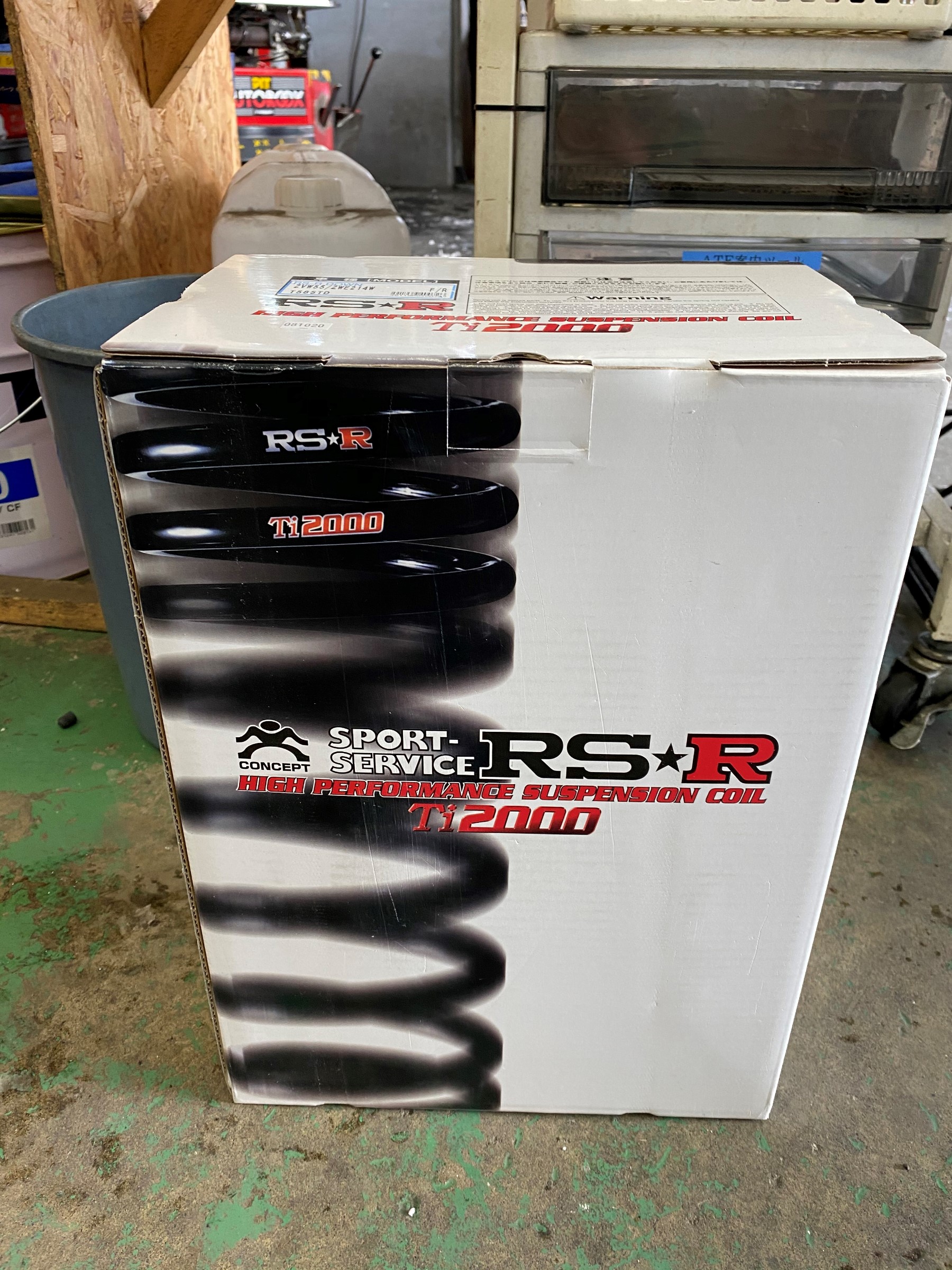 トヨタ プリウス(ZVW55)にダウンサス取付けと4輪アライメント トヨタ プリウス(ZVW55)にダウンサス取付けと4輪アライメント