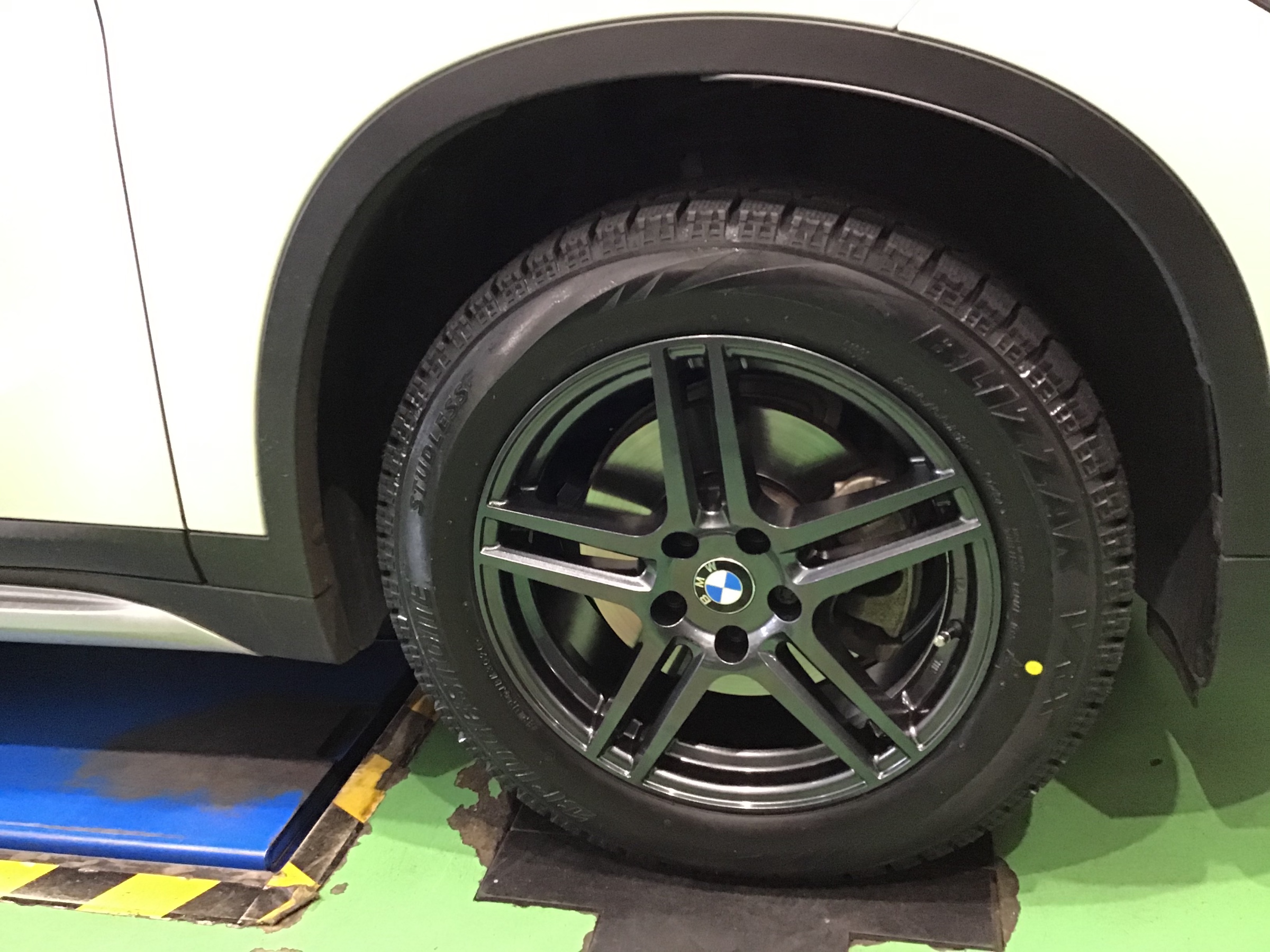 BMWスタッドレスタイヤ取付 BMW タイヤ タイヤ・ホイール関連 > タイヤ・ホイール交換 サービス事例 タイヤ館 新座 タイヤからはじまる、トータルカーメンテナンス タイヤ